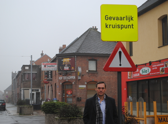 Wim Mommaers poseert aan een verkeersbord